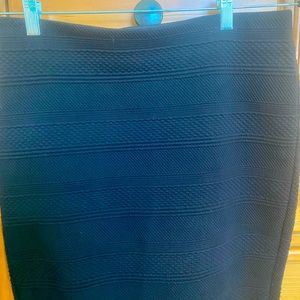 Stretchy pull on black jacquard pattern pull on loft skirt. Size L